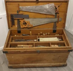 Pamono 19th Century Carpenters Pine Tool Chest and Tools, 1900s Outlet