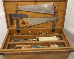 Pamono 19th Century Carpenters Pine Tool Chest and Tools, 1900s Outlet