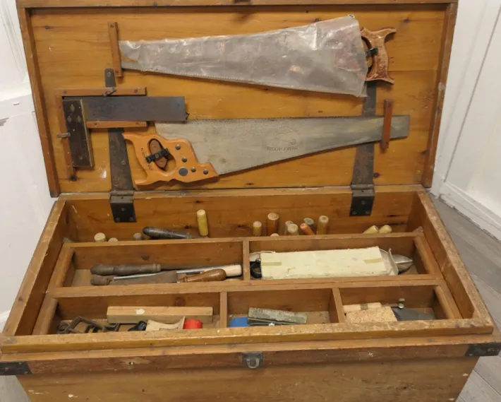 Pamono 19th Century Carpenters Pine Tool Chest and Tools, 1900s Outlet