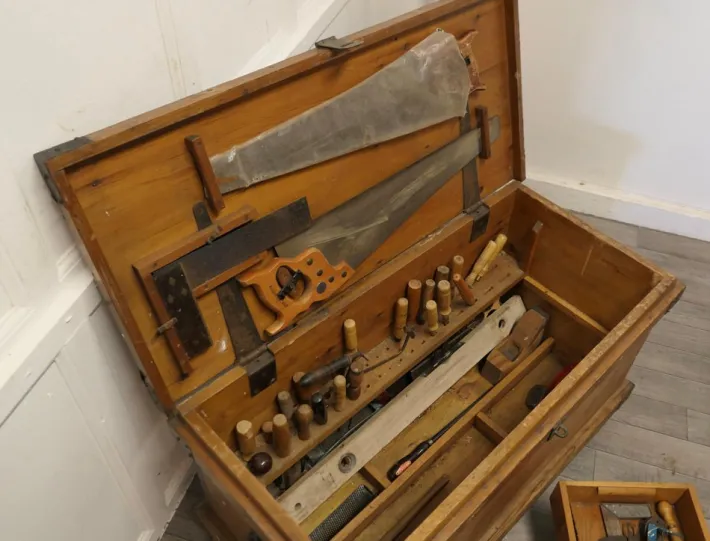 Pamono 19th Century Carpenters Pine Tool Chest and Tools, 1900s Outlet