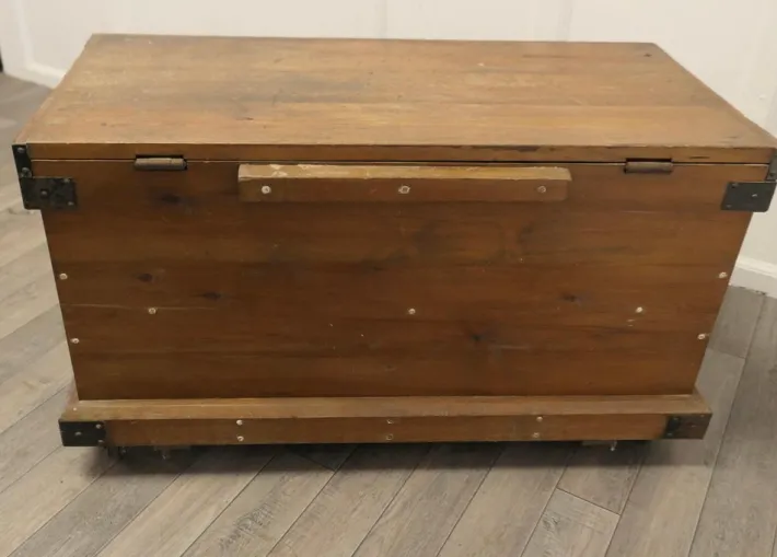 Pamono 19th Century Carpenters Pine Tool Chest and Tools, 1900s Outlet