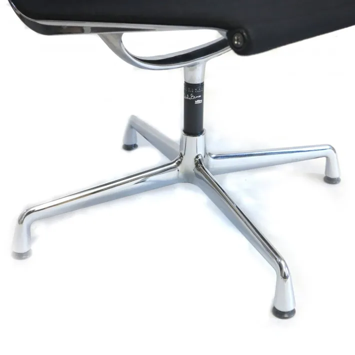 Pamono Vintage Black Swivel Chair by Charles & Ray Eames for Vitra Outlet