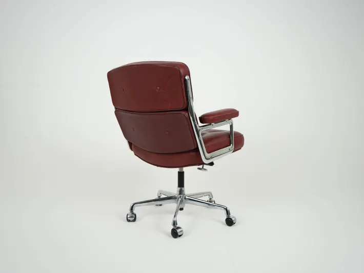 Pamono Vintage Charles Eames Lobby Chair ES104 by Herman Miller for Vitra, 1970s Outlet