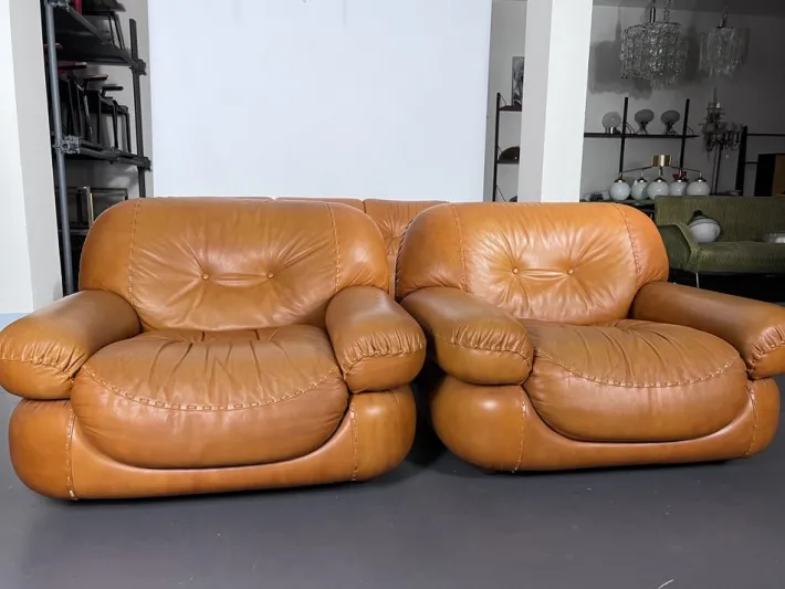 Pamono Vintage Cognac Leather Sofa and Armchairs by Sapporo for Mobil Girgi, Italy, 1970s, Set of 3 Discount