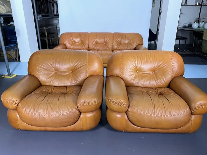 Pamono Vintage Cognac Leather Sofa and Armchairs by Sapporo for Mobil Girgi, Italy, 1970s, Set of 3 Discount