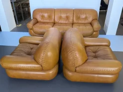 Pamono Vintage Cognac Leather Sofa and Armchairs by Sapporo for Mobil Girgi, Italy, 1970s, Set of 3 Discount