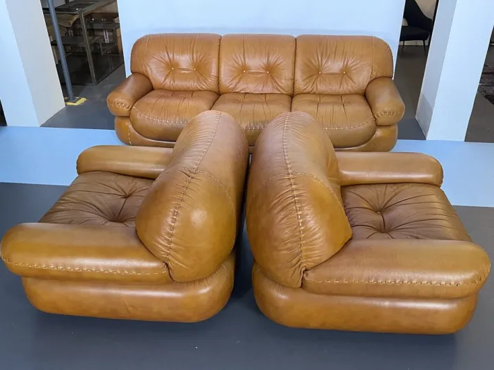 Pamono Vintage Cognac Leather Sofa and Armchairs by Sapporo for Mobil Girgi, Italy, 1970s, Set of 3 Discount