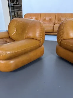 Pamono Vintage Cognac Leather Sofa and Armchairs by Sapporo for Mobil Girgi, Italy, 1970s, Set of 3 Discount