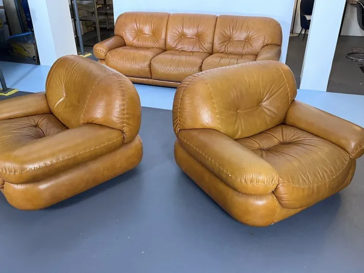 Pamono Vintage Cognac Leather Sofa and Armchairs by Sapporo for Mobil Girgi, Italy, 1970s, Set of 3 Discount