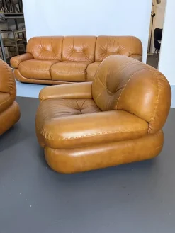 Pamono Vintage Cognac Leather Sofa and Armchairs by Sapporo for Mobil Girgi, Italy, 1970s, Set of 3 Discount