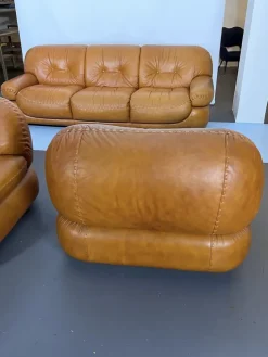Pamono Vintage Cognac Leather Sofa and Armchairs by Sapporo for Mobil Girgi, Italy, 1970s, Set of 3 Discount