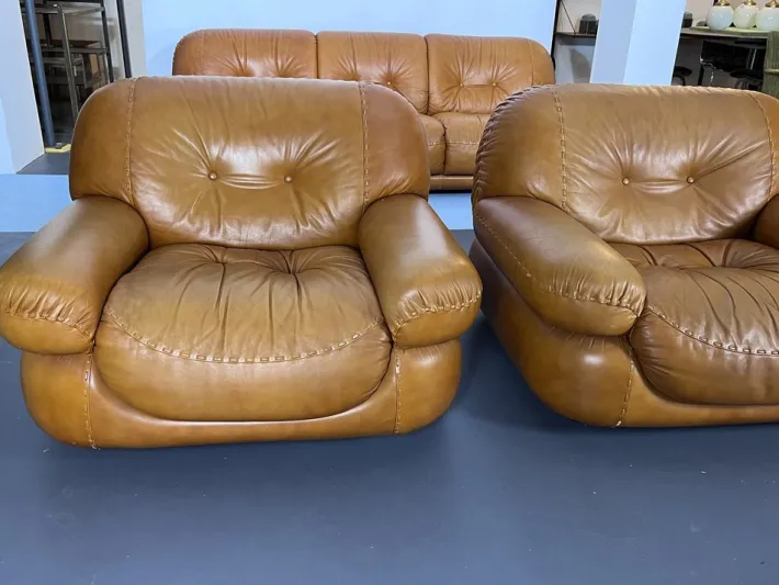 Pamono Vintage Cognac Leather Sofa and Armchairs by Sapporo for Mobil Girgi, Italy, 1970s, Set of 3 Discount