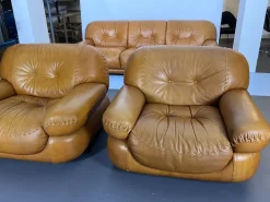 Pamono Vintage Cognac Leather Sofa and Armchairs by Sapporo for Mobil Girgi, Italy, 1970s, Set of 3 Discount