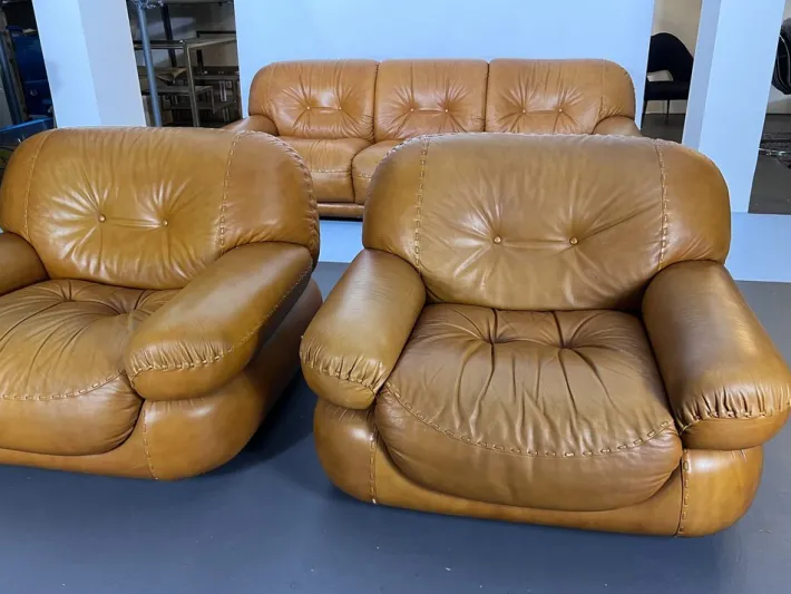 Pamono Vintage Cognac Leather Sofa and Armchairs by Sapporo for Mobil Girgi, Italy, 1970s, Set of 3 Discount