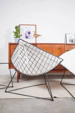 Pamono Vintage Danish Oti Side Chairs with Wire Frame & Side Table by Niels Gammelgaard for Ikea, 1980s, Set of 3 Sale