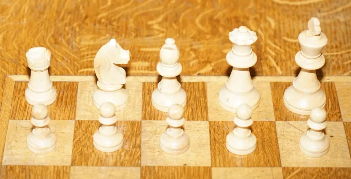 Pamono Vintage Honey Oak Chess Board Coffee Table With Chess Set Best