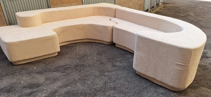 Pamono Vintage Lara Sofa in White Bouclé by Roberto Pamio for Stilwood, 1970s, Set of 2 Hot