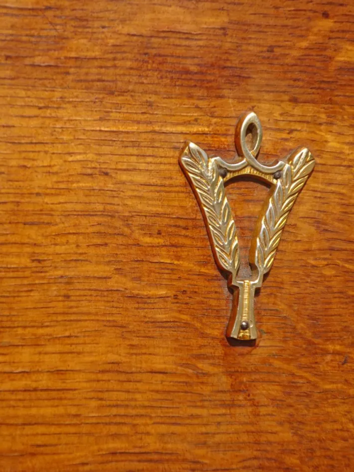 Pamono Vintage Oak and Veneer Sideboard with Gold Handles, 1950s Clearance