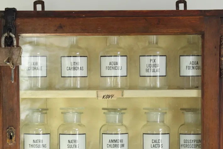 Pamono Vintage Pharmacy Cabinet, 1960s Online