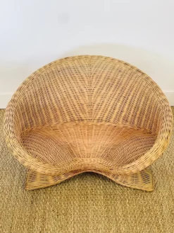 Pamono Vintage Sculptural Lotus Meditation Chair and Half-Moon Table in Rattan, 1970s, Set of 2 Outlet