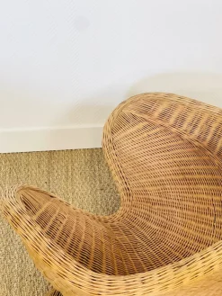 Pamono Vintage Sculptural Lotus Meditation Chair and Half-Moon Table in Rattan, 1970s, Set of 2 Outlet