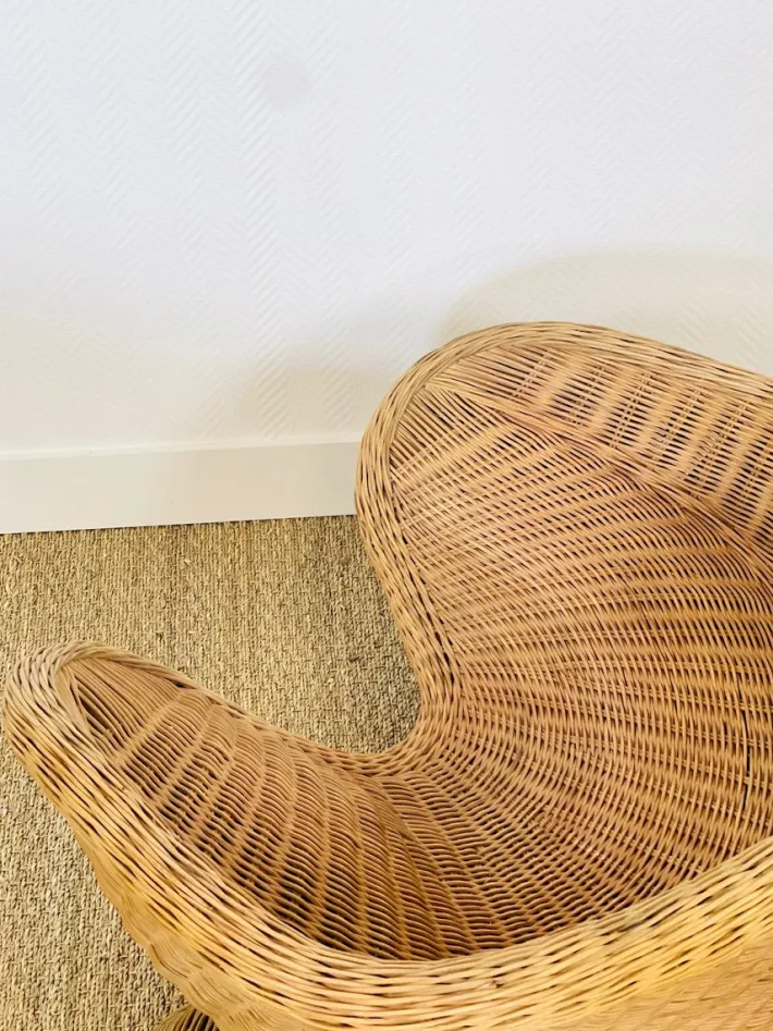 Pamono Vintage Sculptural Lotus Meditation Chair and Half-Moon Table in Rattan, 1970s, Set of 2 Outlet