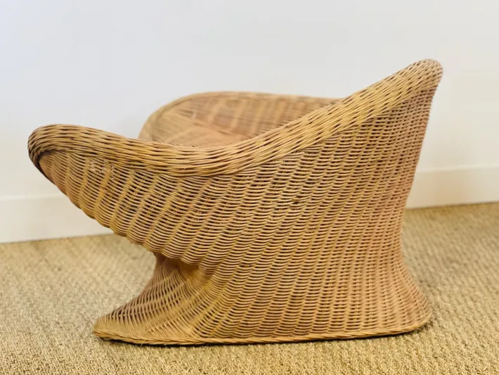 Pamono Vintage Sculptural Lotus Meditation Chair and Half-Moon Table in Rattan, 1970s, Set of 2 Outlet