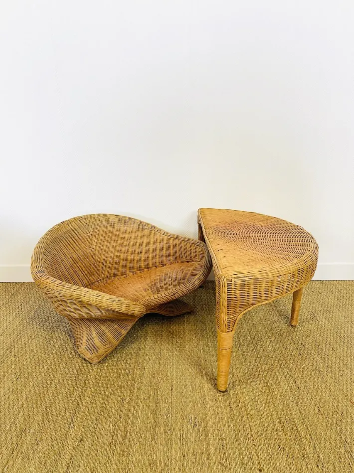 Pamono Vintage Sculptural Lotus Meditation Chair and Half-Moon Table in Rattan, 1970s, Set of 2 Outlet