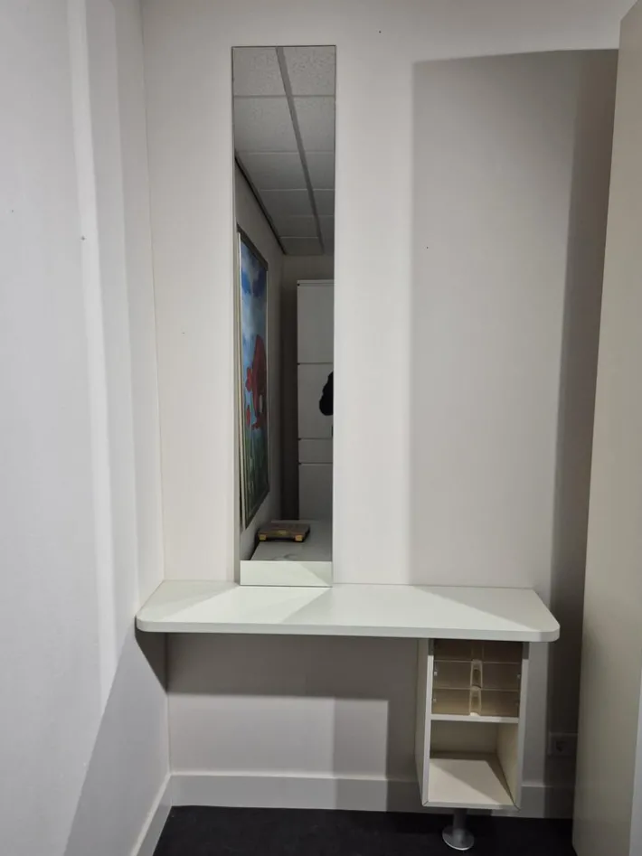 Pamono White Good Dressing Table with Mirror from Interlubke Best