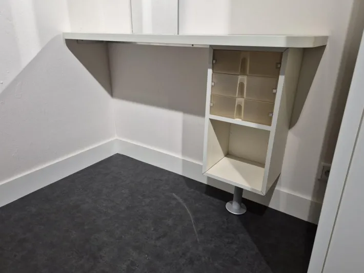 Pamono White Good Dressing Table with Mirror from Interlubke Best