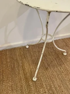 Pamono White Iron Pedestal Table Online