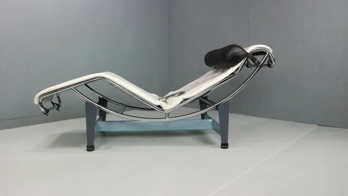 Pamono White Leather LC4 Chaise Longue by Le Corbusier for Cassina, 1960s Online