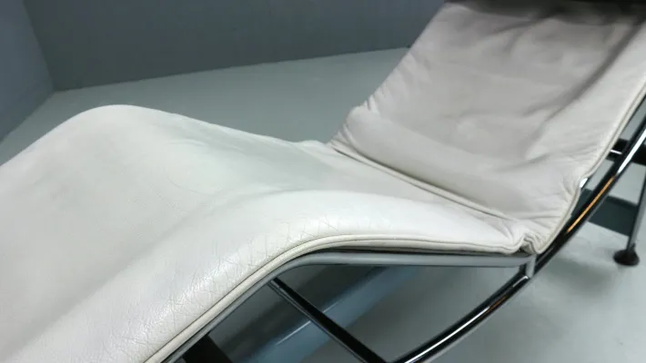 Pamono White Leather LC4 Chaise Longue by Le Corbusier for Cassina, 1960s Online