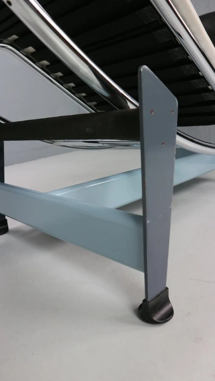 Pamono White Leather LC4 Chaise Longue by Le Corbusier for Cassina, 1960s Online