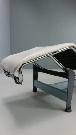 Pamono White Leather LC4 Chaise Longue by Le Corbusier for Cassina, 1960s Online