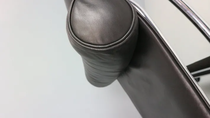 Pamono White Leather LC4 Chaise Longue by Le Corbusier for Cassina, 1980s Clearance