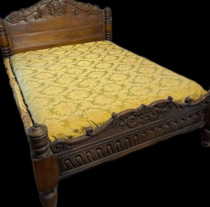 Pamono Wooden Bed with Scorpioni Family Coat of Arms, 17th Century